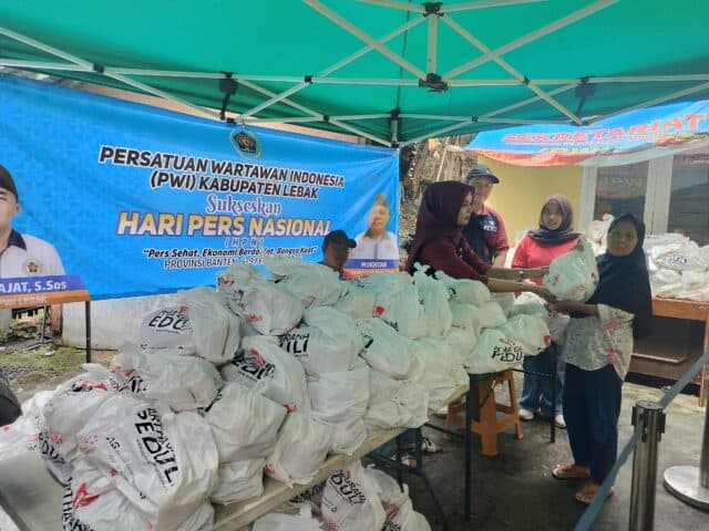 PWI Lebak berkolaborasi bersama Arta Graha Peduli membagikan 300 paket sembako pada Selasa (10/02/2026).