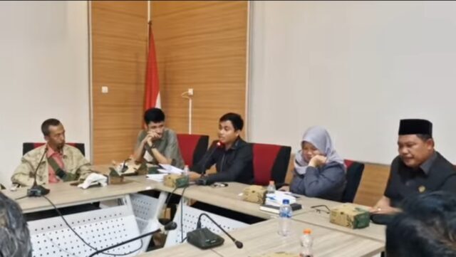 Dr. Ujang Giri, M.AP, Anggota DPRD Kabupaten Lebak saat Rapat Dengar Pendapat Bersama BPD, PJ Desa, dan Camat prihal PAW Desa pada Rabu (18/02/2026).