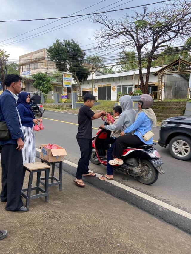 GMNI Komisariat STISIP Banten Raya berbagi takjil di Bulan Suci Ramadhan 1447 H, pada Rabu (04/03/2026).