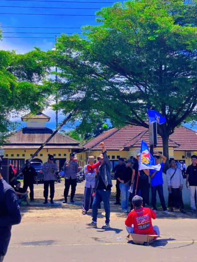 Aktivis M Febi Pirmansyah minta Bupati Lebak tindak tegas Oknum ASN Dinsos Lebak wilayah Selatan di Malingping yang di duga Pungli, pada Senin (09/03/2026).