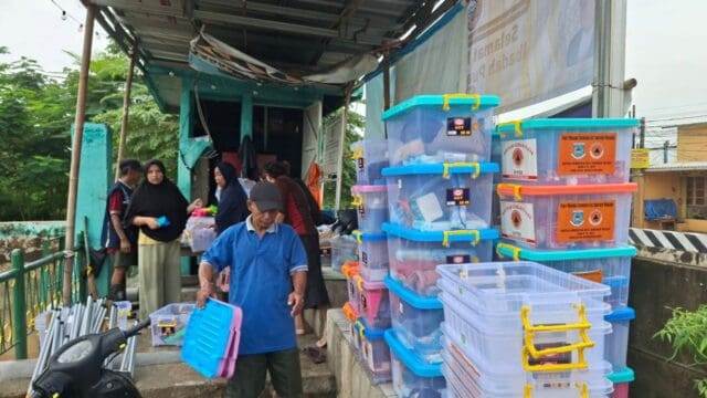 Bantu Warga Terdampak Banjir, Pemkot Tangsel Salurkan Ratusan Paket Logistik