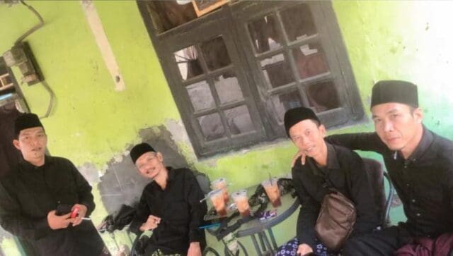 Hafidz Usman, Ketua KNPI Kecamatan Banjarsari bersama Pemuda Banjarsari bahagia merasakan kenikmatan Wifi Dukodu, pada Senin (20/04/2026).