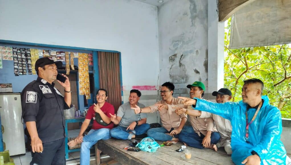 Didi Haerudin, Satpol PP Banjarsari sedang menelusuri pelaku Oknum Wifi Dukodu, pada Selasa (12/05/2026).
