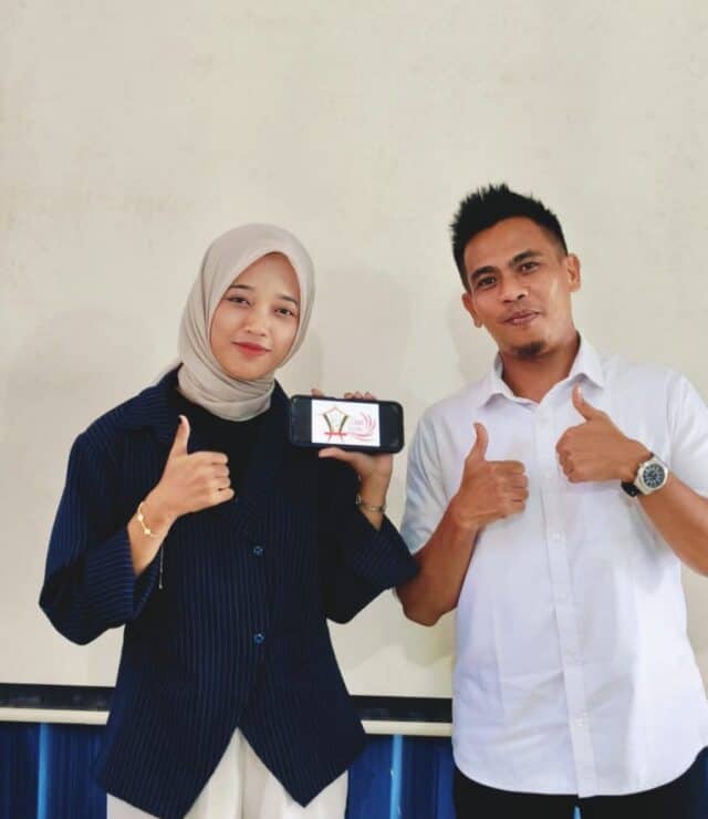 Dila Mahasiswa STISIP Banten Raya peraih juara lomba Logo Lebak Ruhay bersama Akademisi Anza Farizi, pada Kamis (7/05/2026).