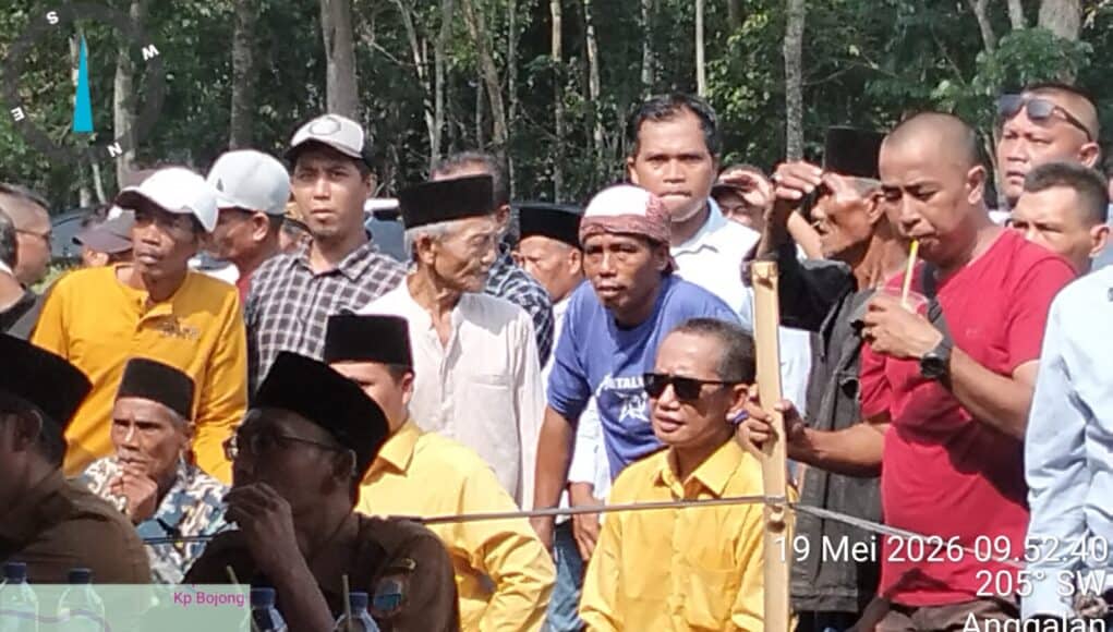 Eli Sahroni Ketua Umum Ormas Badak Banten Perjuangan mengawal kemenangan PAW Desa Anggalan, Kecamatan Cikulur, pada Selasa (19/05/2026).