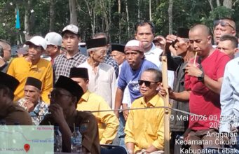 Eli Sahroni Ketua Umum Ormas Badak Banten Perjuangan mengawal kemenangan PAW Desa Anggalan, Kecamatan Cikulur, pada Selasa (19/05/2026).
