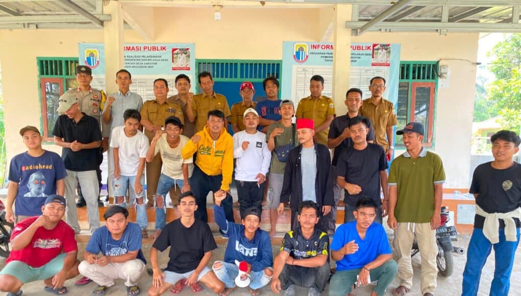 Masyarakat, Mahasiswa, Pemuda Desa Darayon, Kecamatan Cileles, Kabupaten Lebak tagih janji pemerintah desa, pada Senin (15/06/2026).