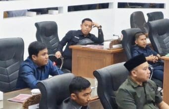 Dr. Ujang Giri, M.AP, alias Kang Ugi Fraksi Partai Nasdem saat berargumentasi tentang tambang rakyat, pada Selasa (23/06/2026).