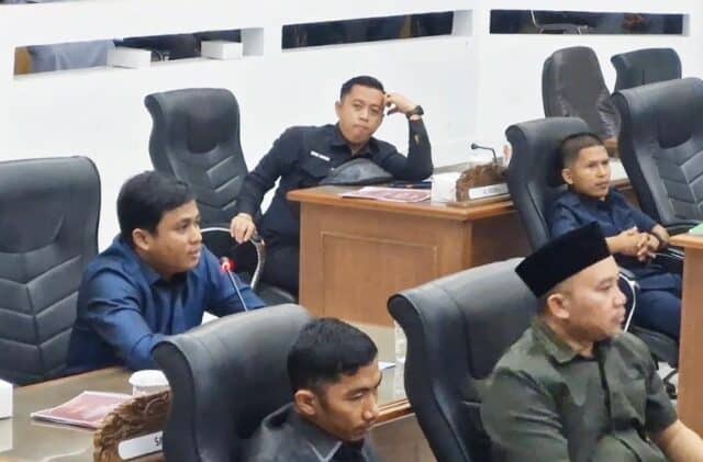 Dr. Ujang Giri, M.AP, alias Kang Ugi Fraksi Partai Nasdem saat berargumentasi tentang tambang rakyat, pada Selasa (23/06/2026). Dr. Ujang Giri, M.AP, alias Kang Ugi Fraksi Partai Nasdem saat berargumentasi tentang tambang rakyat, pada Selasa (23/06/2026).
