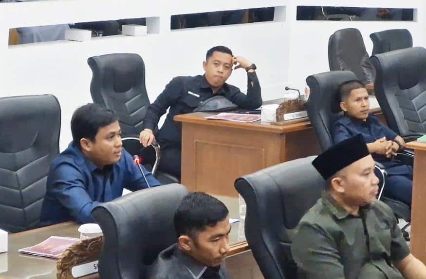 Dr. Ujang Giri, M.AP, alias Kang Ugi Fraksi Partai Nasdem saat berargumentasi tentang tambang rakyat, pada Selasa (23/06/2026).