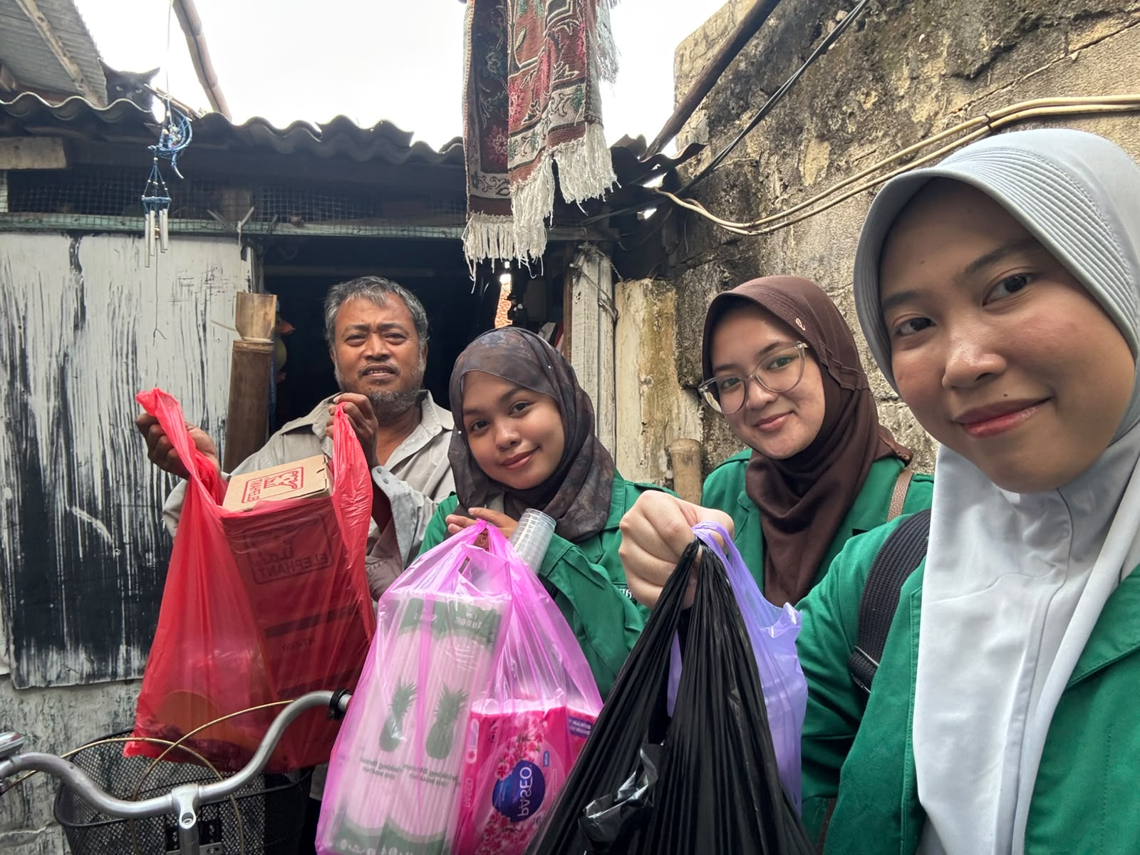 Kelompok 5 MK Kemuhammadiyahan Fakultas Farmasi dan Sains UHAMKA memberikan bantuan alat usaha kepada penerima manfaat yang sudah berlangsung di bulan April sampai Juli 2026. 