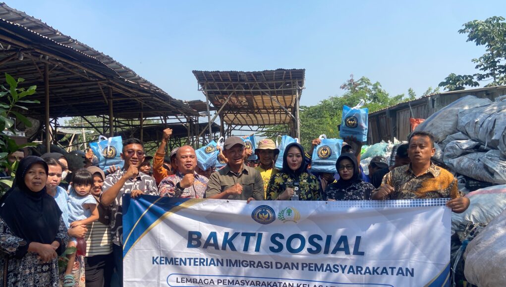 Perluas Jangkauan Bakti Sosial, Lapas Kelas I Tangerang Salurkan 100 Paket Sembako untuk Masyarakat Sekitar TPA Rawa Kucing Perluas Jangkauan Bakti Sosial, Lapas Kelas I Tangerang Salurkan 100 Paket Sembako untuk Masyarakat Sekitar TPA Rawa Kucing