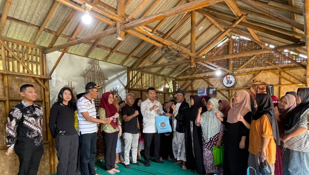 Lembaga Pemasyarakatan (Lapas) Kelas I Tangerang melalui bakti sosial dengan menyalurkan 100 paket sembilan bahan pokok (sembako).