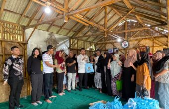 Lembaga Pemasyarakatan (Lapas) Kelas I Tangerang melalui bakti sosial dengan menyalurkan 100 paket sembilan bahan pokok (sembako).