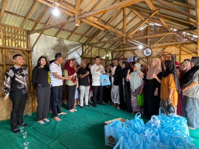 Lembaga Pemasyarakatan (Lapas) Kelas I Tangerang melalui bakti sosial dengan menyalurkan 100 paket sembilan bahan pokok (sembako). Lembaga Pemasyarakatan (Lapas) Kelas I Tangerang melalui bakti sosial dengan menyalurkan 100 paket sembilan bahan pokok (sembako).